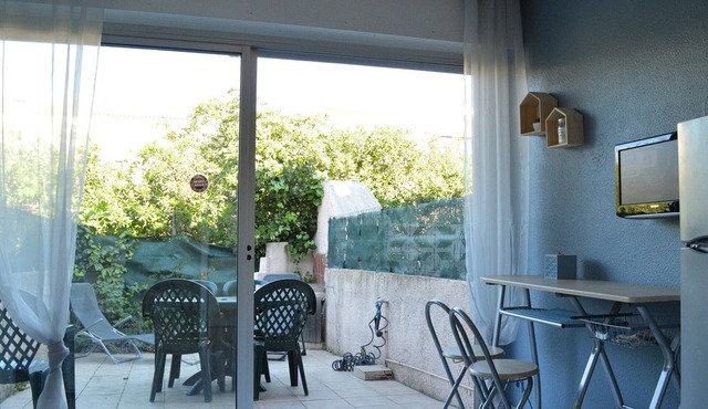 Studio Cabine 3 Couchages à 50m de la Plage avec Terrasse et Parking - Le Grau d'Agde in Le Grau d'Agde