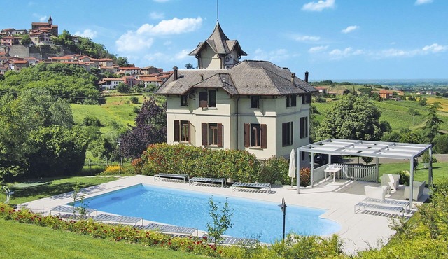 Stunning private villa with WIFI, hot tub, private pool, A/C, TV, terrace and pets allowed in Sarezzano