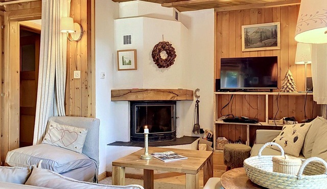 Stunning private villa for 8 people with WIFI, hot tub, TV and terrace