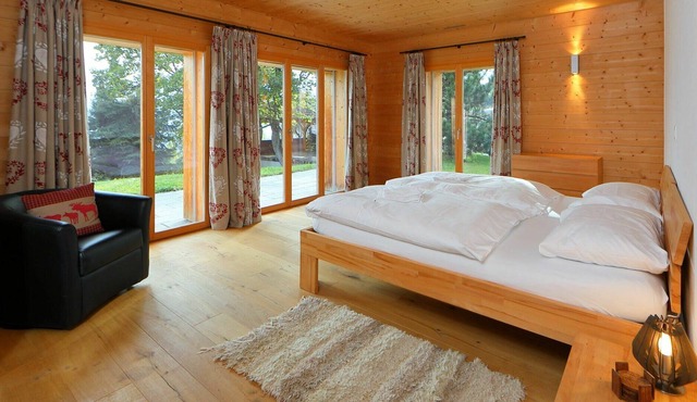 Stunning private villa for 8 guests with hot tub, WIFI, TV, terrace, pets allowed and parking