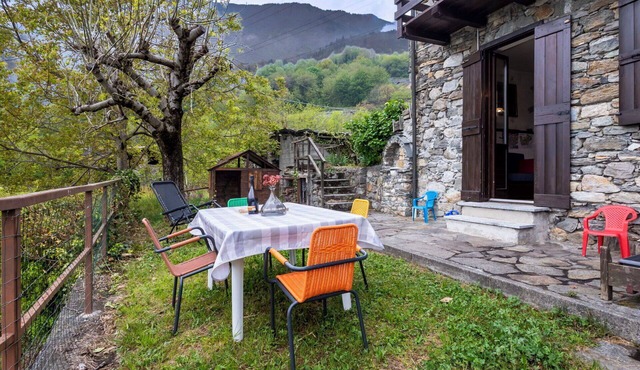 Stunning private villa for 4 people with WIFI, TV, balcony and pets allowed in Ardenno