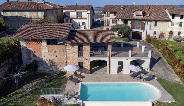 Stunning private villa for 10 guests with pool, WIFI, TV, patio and panoramic view in Gabiano