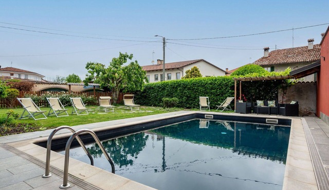 Stunning villa for 12 people with A/C, pool, WIFI, TV, terrace and pets allowed