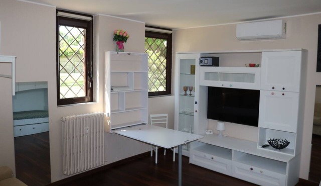 Stylish Studio | Double Bed + 2 Single Beds | City Centre in Monza