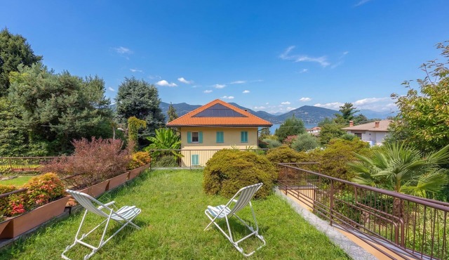 Sunset in Ranco: Lakeview Townhouse with Private Garden, Ranco, Italy