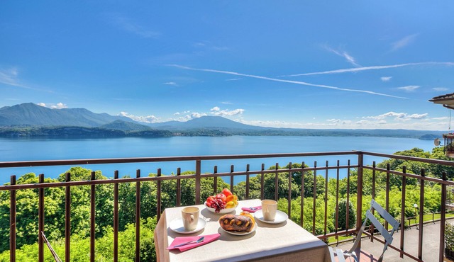 The Golden View: 2-Bed Apartment w/AC, Belgirate, Italy