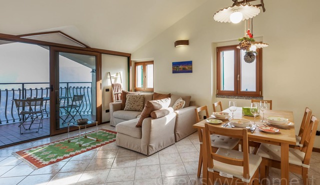 Three beds, two bedrooms, terrace overlooking the lake in the hills just 10 minutes from the lake