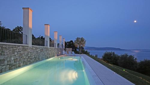 Villa Albachiara, Private Luxury villa with private pool and lake view in Gardone Riviera