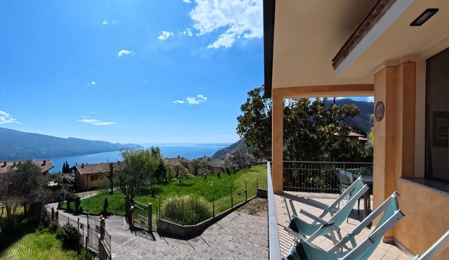 Villa Arianna – Panorama Suite, Lake Garda view apartment with pool
