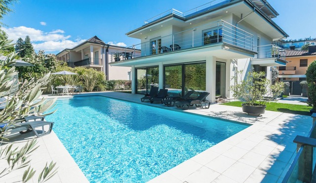 Villa Chiara - Four Bedroom Villa, Sleeps 8