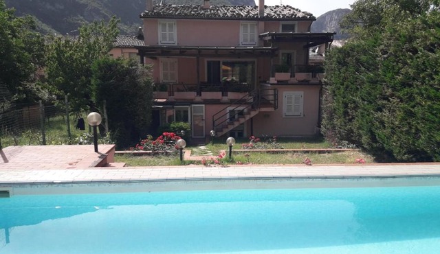 Villa Claudia indipendente con piscina ad uso esclusivo in Genga