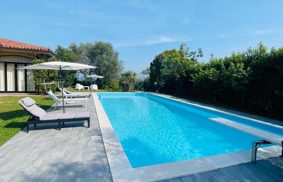 Villa con vista lago e piscina in Moniga