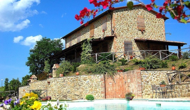 Villa Gervasa: A characteristic and welcoming three-story villa situated in a quiet location, a few minutes from the town center, with Free WI-FI. in Paciano