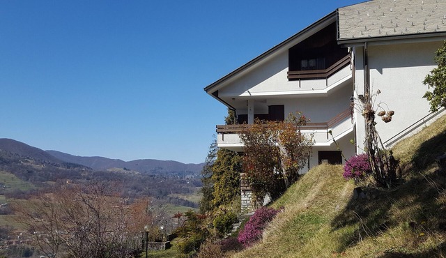 Villa Livio 15 minutes from Lake Como and 25 minutes from Lake Lugano.