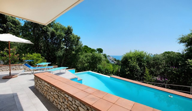 Villa Roberta – Pool, Garden, WiFi & Private Parking, Privacy in the Pinewood in Arenzano