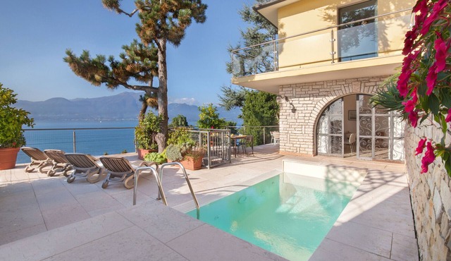Villa Vista Lago With Pool in Torri del Benaco