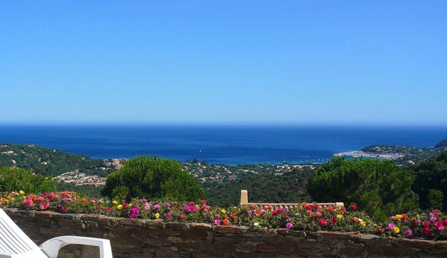 Villa with exceptional sea view ', swimming pool, ideal for families, 3 bedrooms, 7/9 people in Cavalaire-Sur-Mer