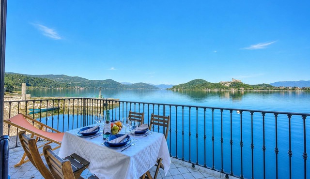 Volo Di Gabbiani: Lakefront Arona Apartment with Terrace, Arona, Italy
