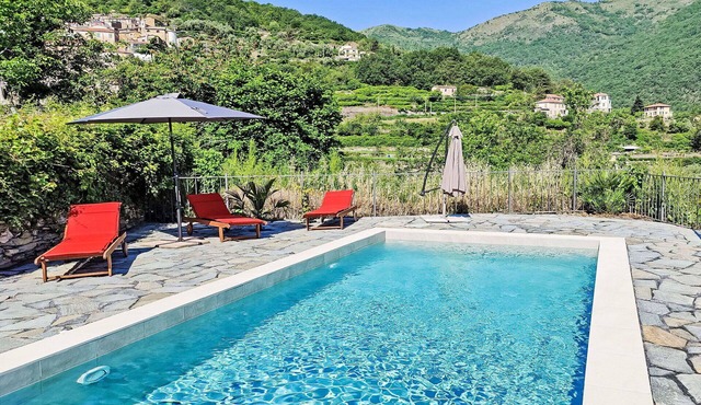 Wonderful private villa for 6 guests with WIFI, pool, TV, terrace and pets allowed in Prelà Castello