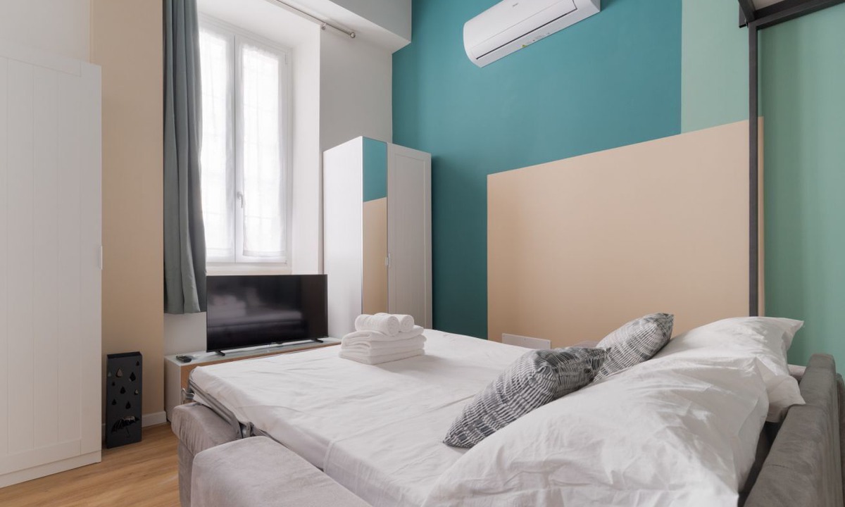 Central Station Apartment | Cozy 38m2 apartment, perfect for 4 people, located on the ground floor of a typical building.The accommodation is located in a strategic position, a stone's throw from the Central Station and the M1 Lima metro, allowing you to easily move around the ci