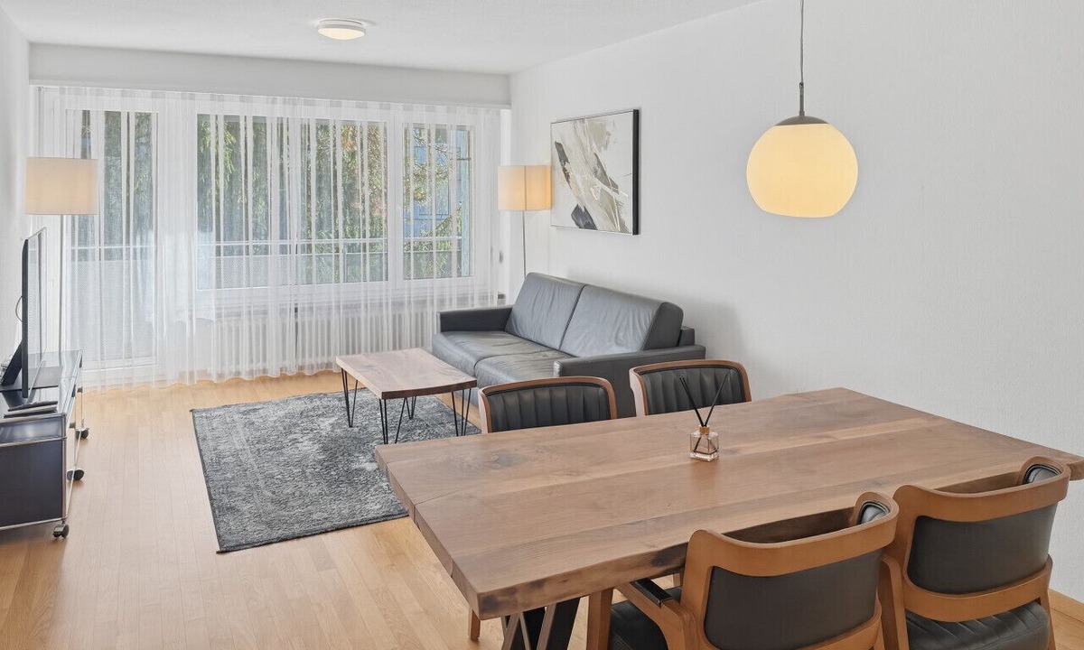 Hirslanden Apartment | Cozy and sunny 2BR flat in the city centre (Sky10)