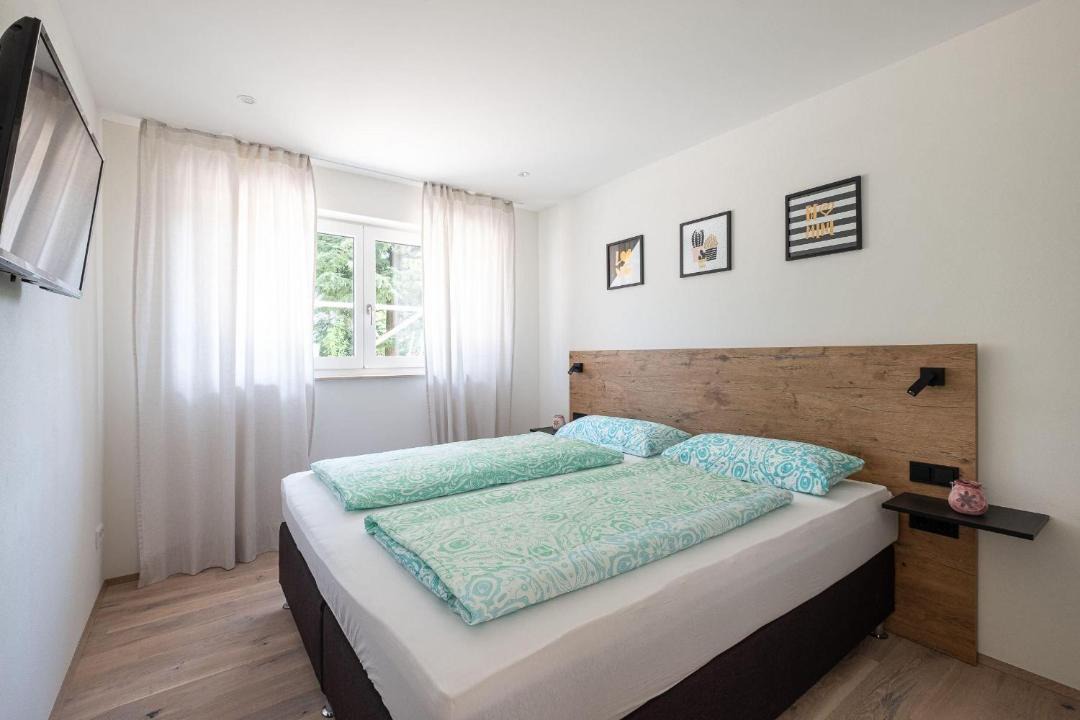 Ueberlingen Apartment | Domizil Relax - Heimathafen mit ruhiger Terrasse, Blick auf Wasserbecken und Garten