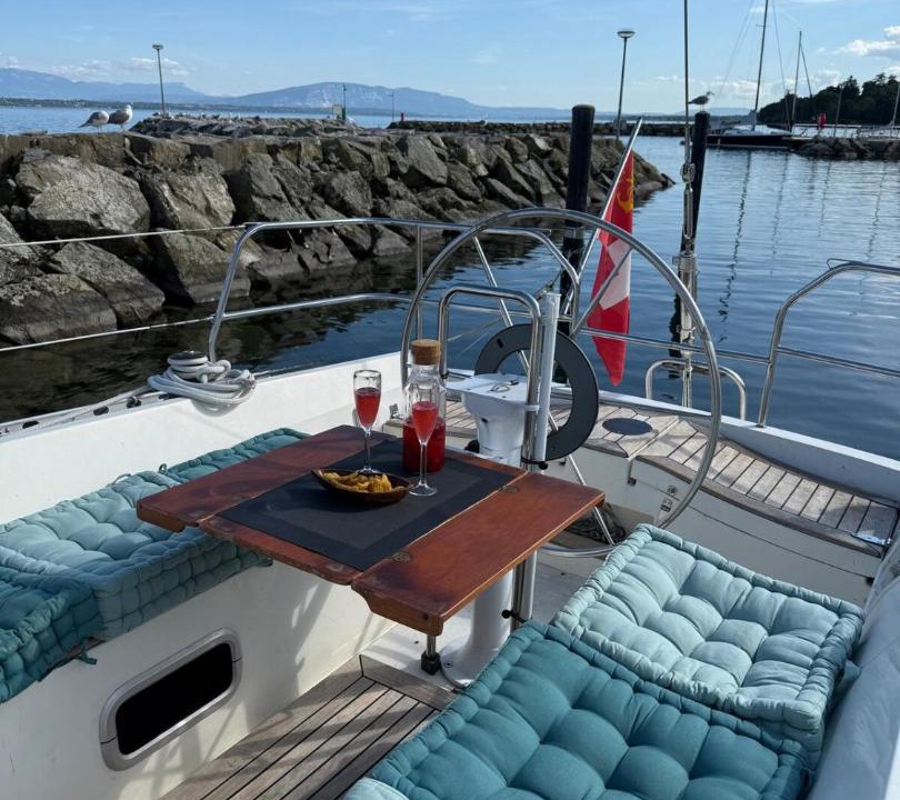 Nyon Boat Rental | Fully equipped sailing boat & exploring zodiac