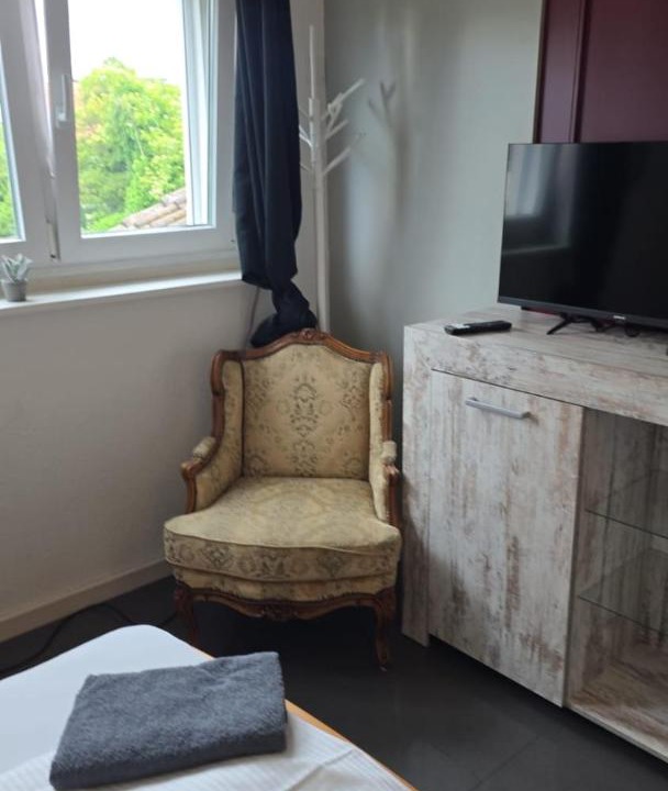 Seebach House | Compact room zurich with easy access and near center