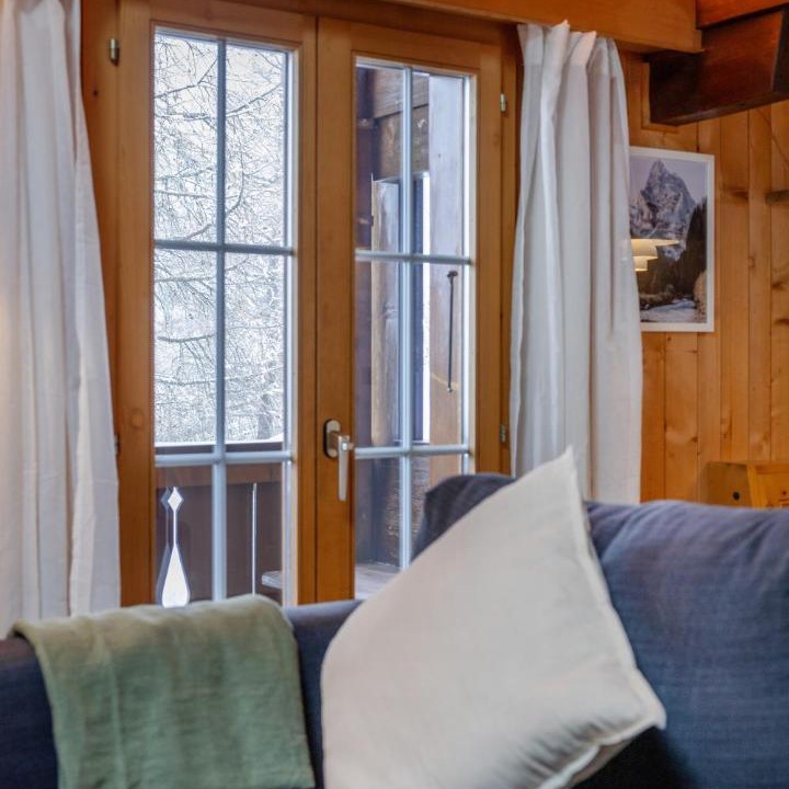 Axalp Apartment | Cozy Alpine Lodge - Hot Tub & Balcony Views