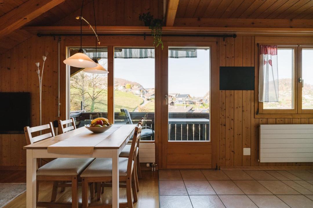 Faulensee Apartment | Apartment Steamboat Suite in See- und Bergnähe, 4 Gäste, Balkon mit Aussicht