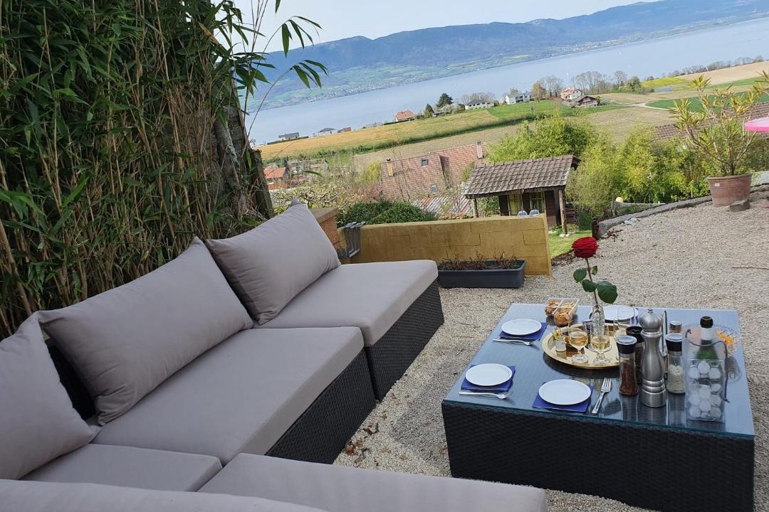 Chatillon House | Chalet with Stunning Lake and Mountain Views avec une vue à couper le souffle, une spacieuse terrasse et jardin