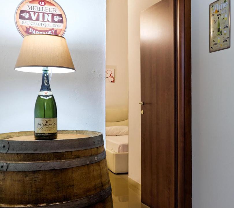 Abbadesse Apartment | The Wine Cave, Cool & Spacious 2BR, Steps from Milano Centrale, ideal for large groups and families