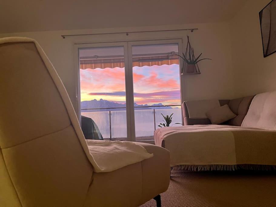 Chardonne Apartment | King Suite - Mountains & Lake Panoramic view