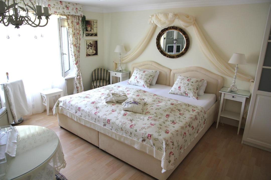 Wolfhausen Bed & Breakfast | Im Röseligarten