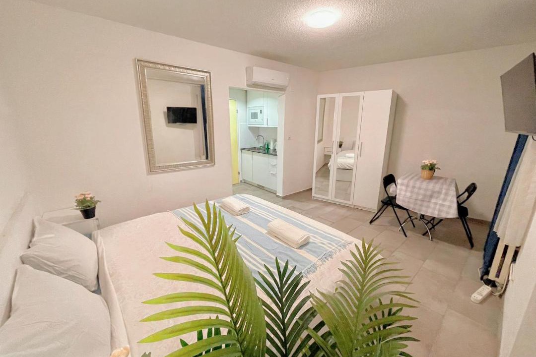 Niederdorf Apartment | City Center Apt en-suite budget Self check in, ETH Zurich HB