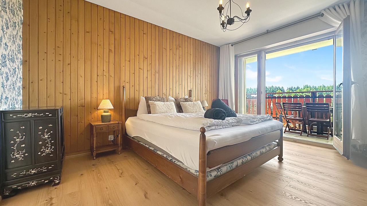 Photo of Bedroom in Lens