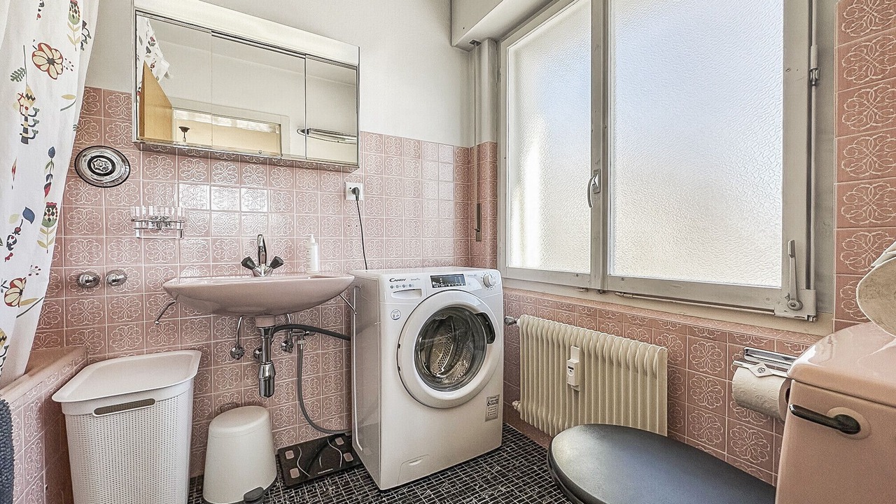 Photo of Bathroom in Lens