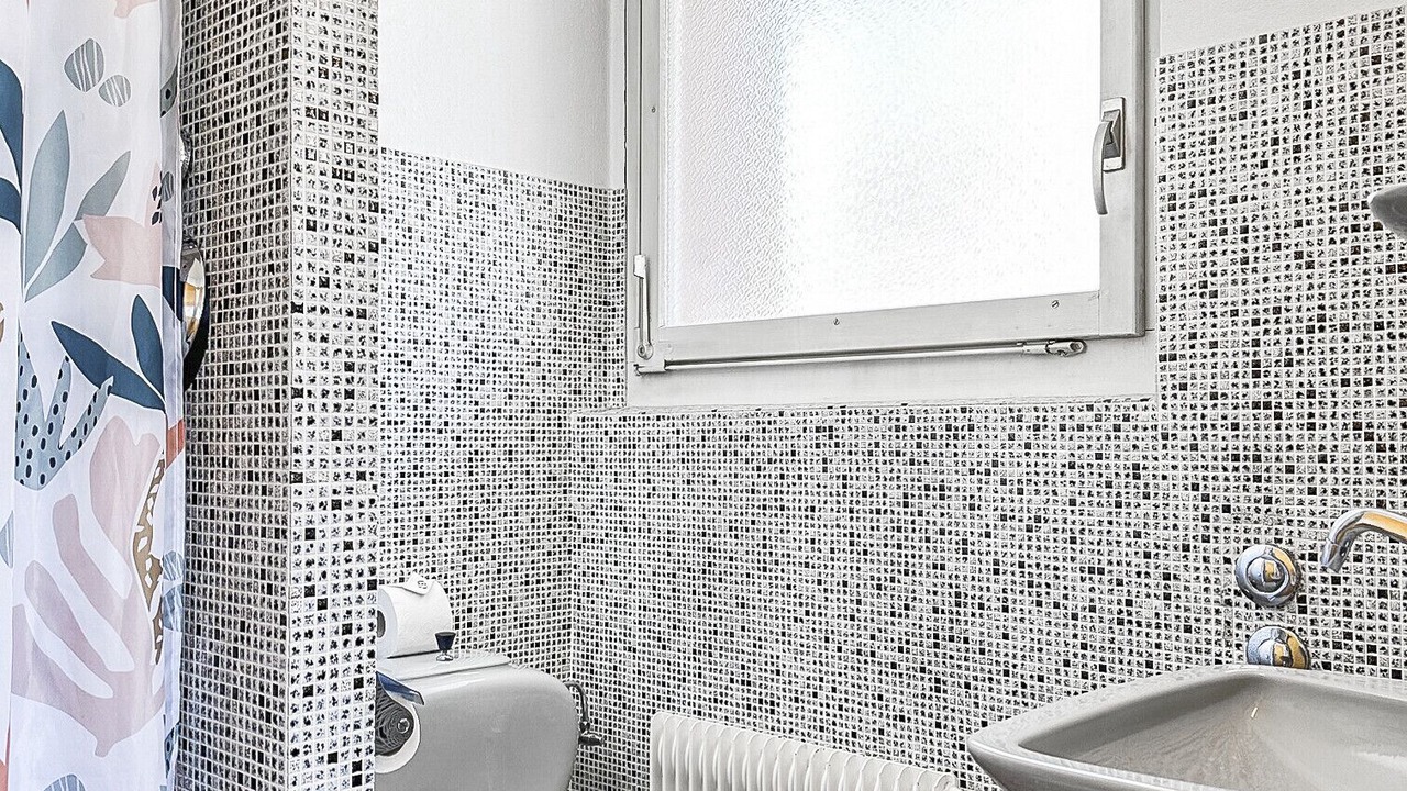 Photo of Bathroom in Lens