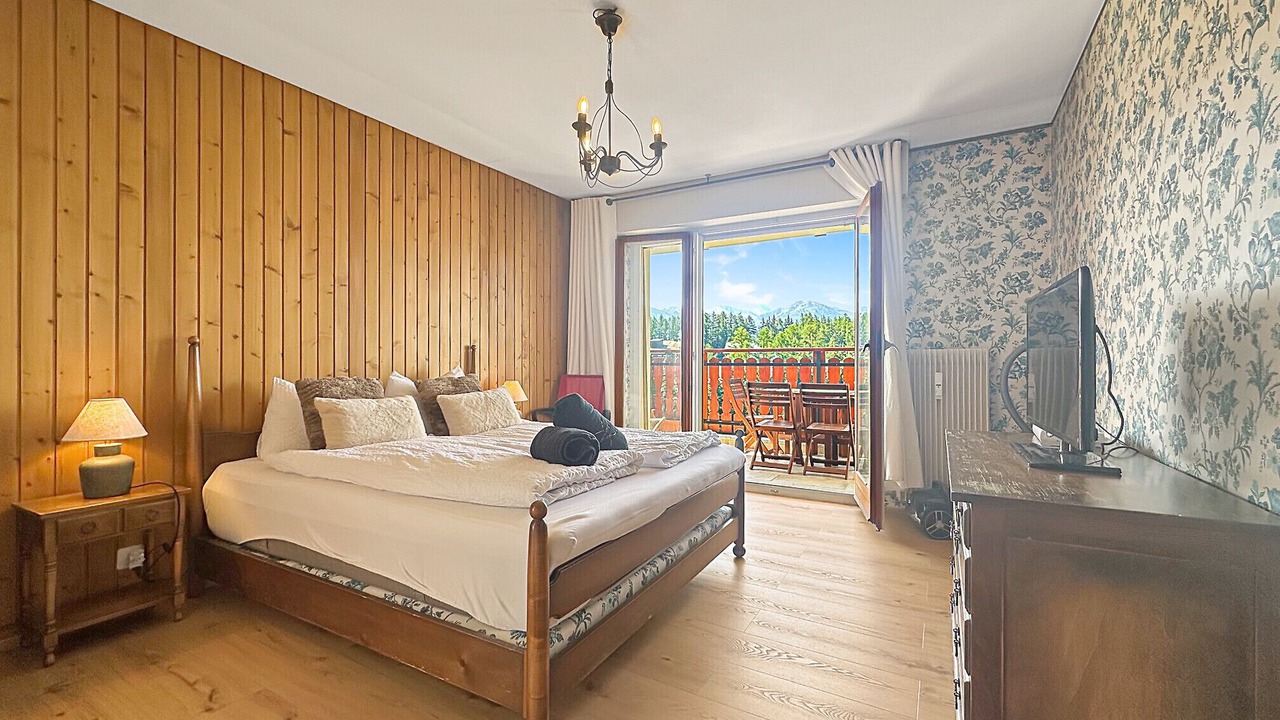 Photo of Bedroom in Lens