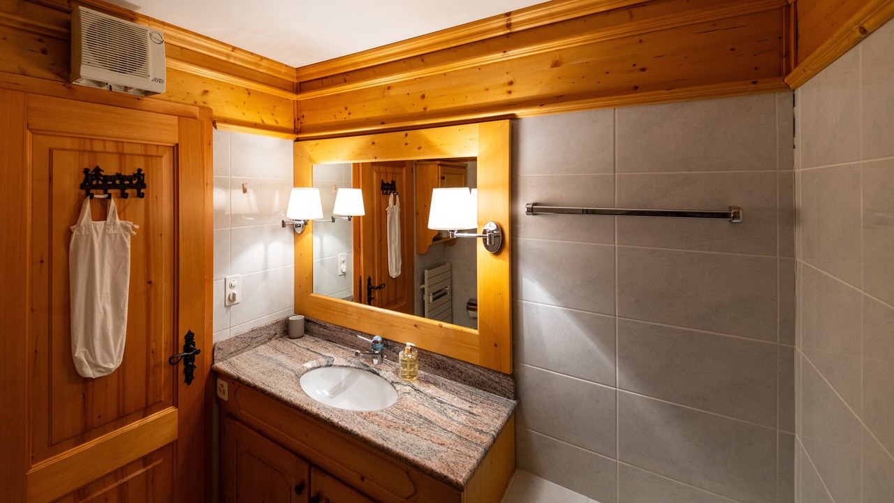 Photo of Bathroom in Lens