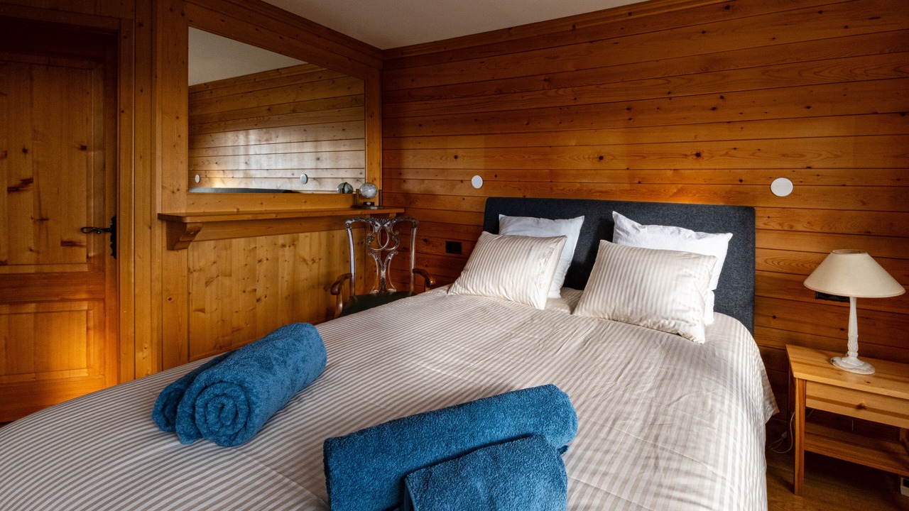 Photo of Bedroom in Lens
