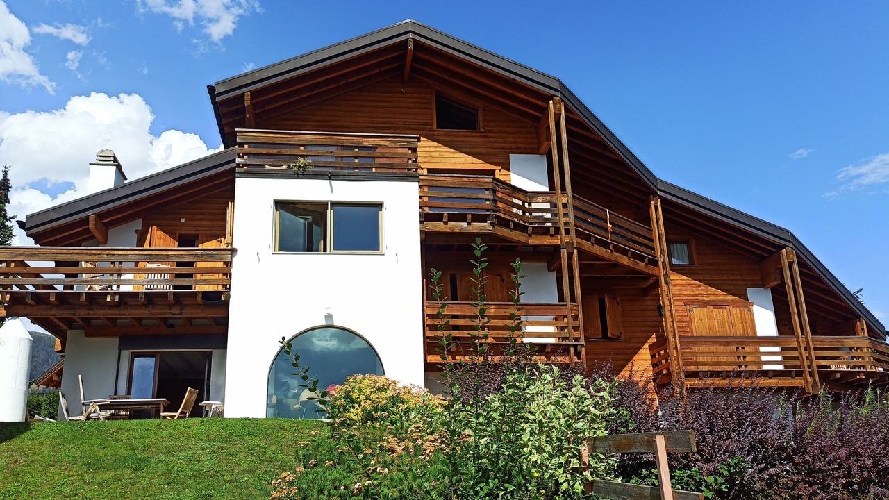 Photo of Outdoor in Lens