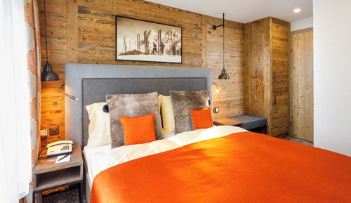 Unique 3 Bedroom Suite with Eiger Mountain View