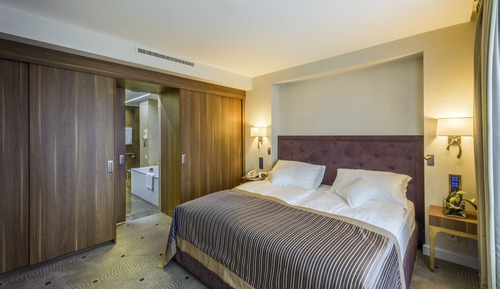 Suite, Corner (City)