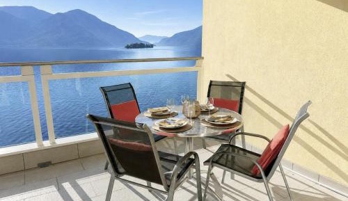 Apartment with Lake View