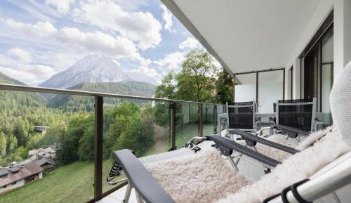 Apartment with Mountain View