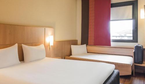 Standard Room with One Double Bed and One Single Bed