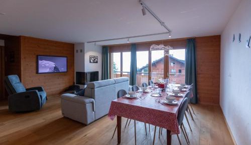 Apartment with Mountain View