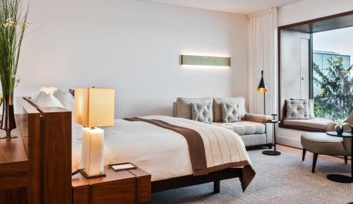 Contemporary Lake View Panorama Suite