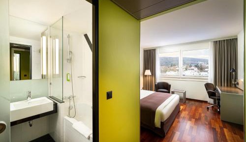 Standard King Room with Courtyard View